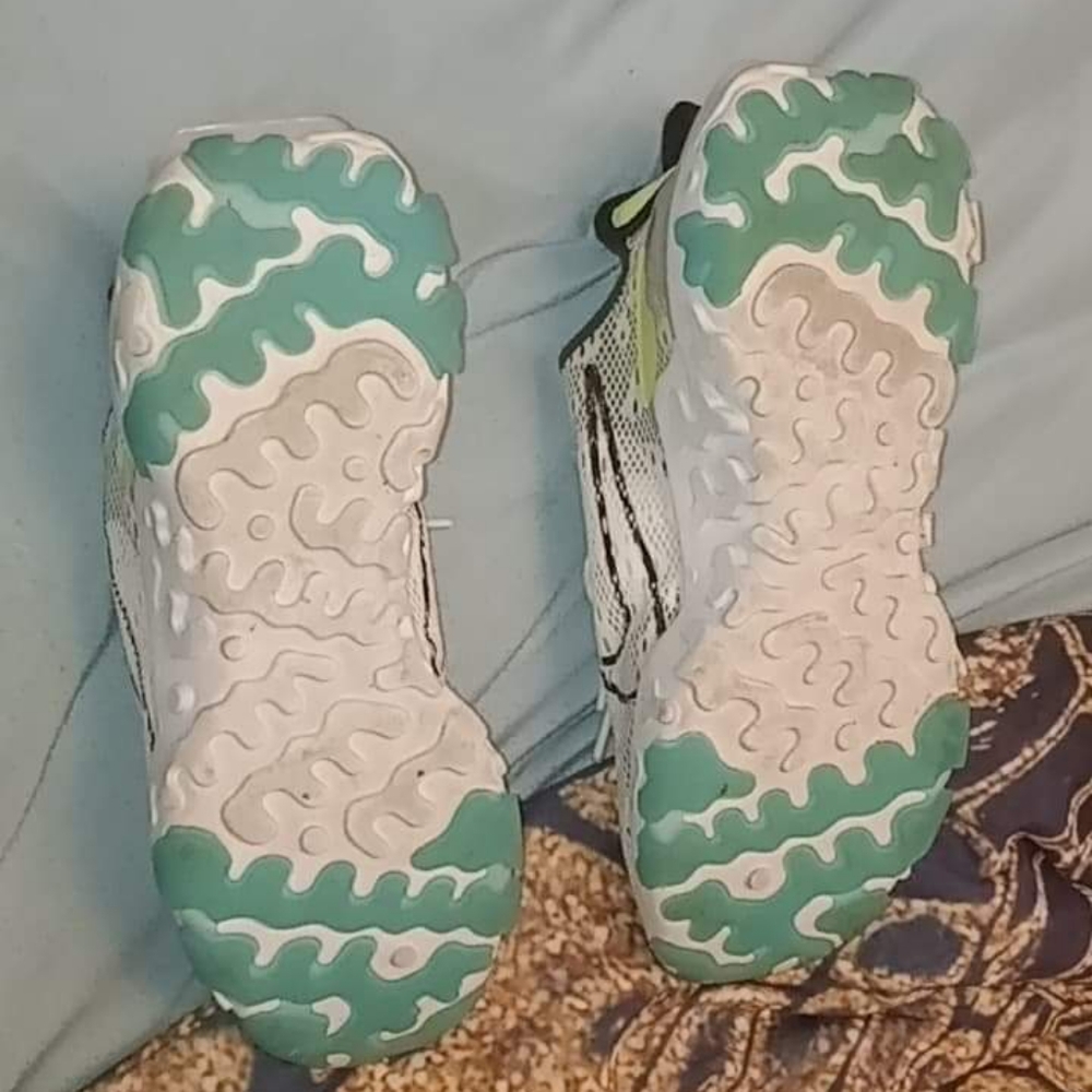 Woman's Nike Reacts - Picture 5 of 6